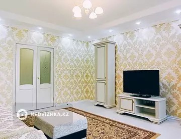 2-комнатная квартира, этаж 10 из 15, 70 м², посуточно